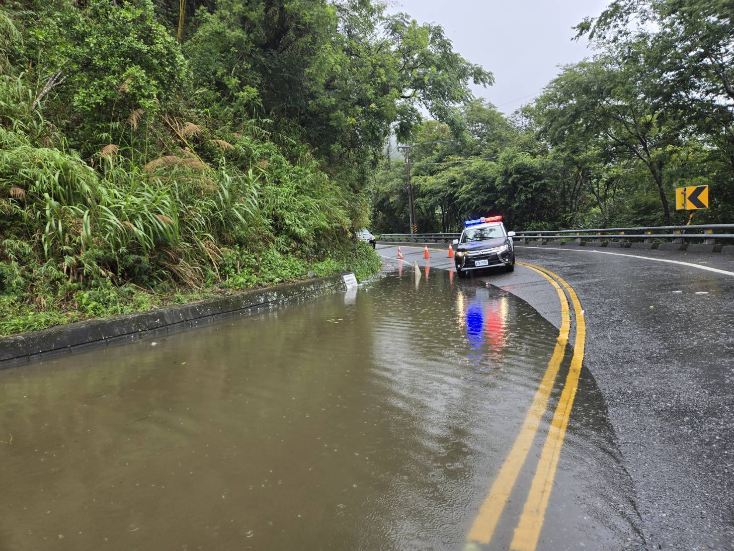 台20線突現積水隱患　所長緊急應處守護行車安全
