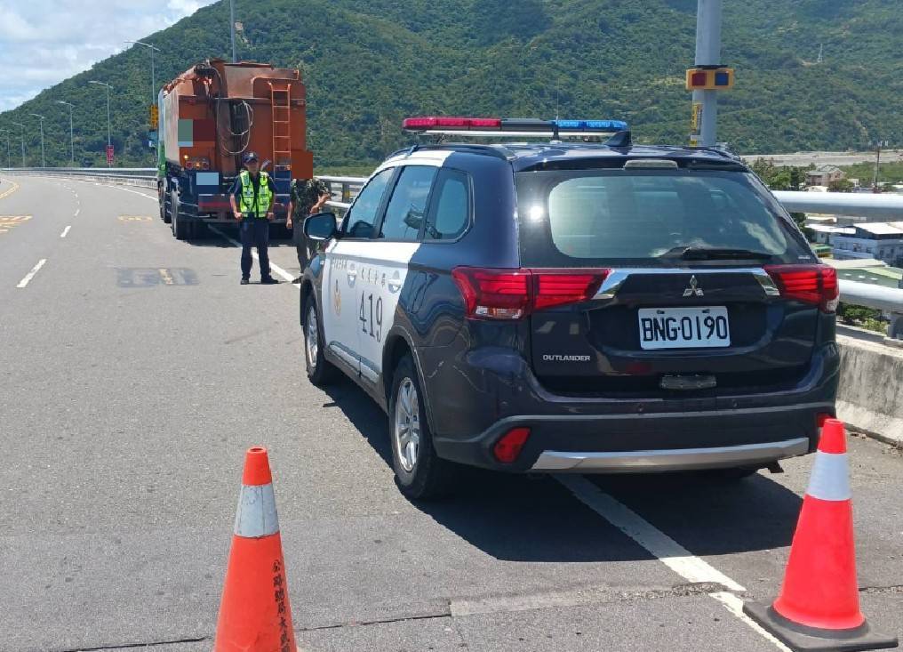 貨車輪胎鎖死困金崙橋 大武警即刻到場疏導救援