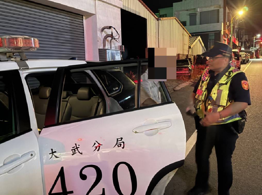  休息充電再出發，大武警助深夜迷途旅人
