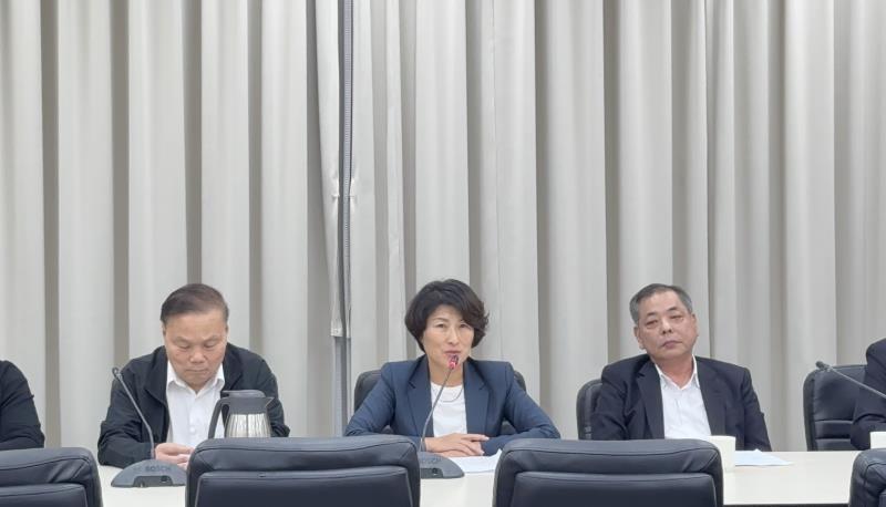 中央刪減地方補助款 饒慶鈴赴行政院遞交訴願書