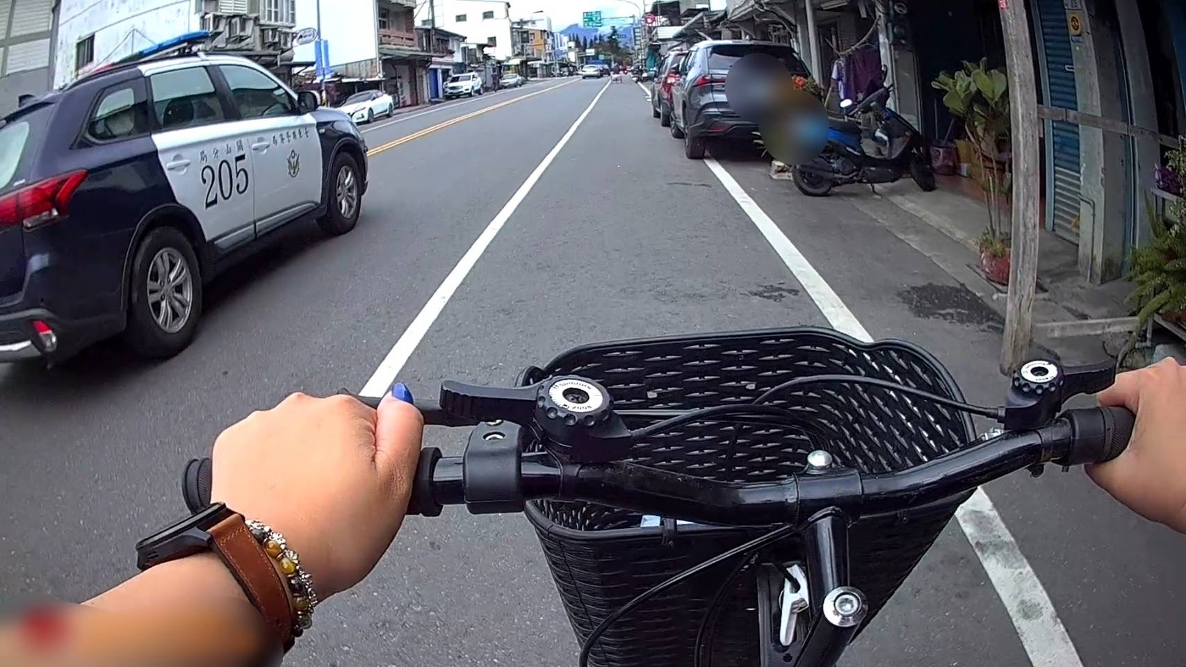 池上警所長暖心騎自行車護送阿嬤 安全抵達文健站上課展笑顏