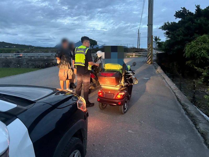 電動車險「斷電」卡路中　富岡警護送高齡翁返家