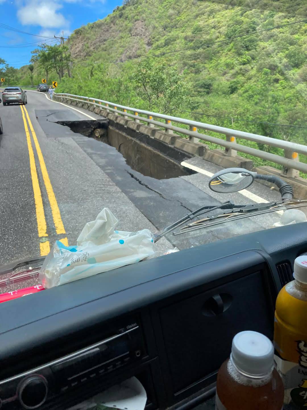 南迴公路南下443.8公里處路面驚見深坑　交通單位緊急搶修中