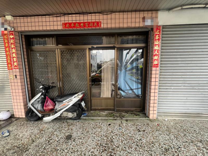 老翁騎機車自撞民宅 輕傷送醫