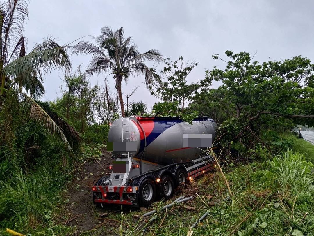 大武台9線曳引車失控衝入樹林　駕駛送醫無生命危險