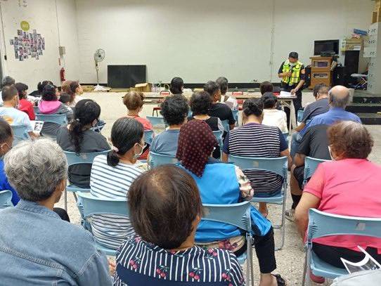 富岡警深入社區 交安、防詐宣導齊推動