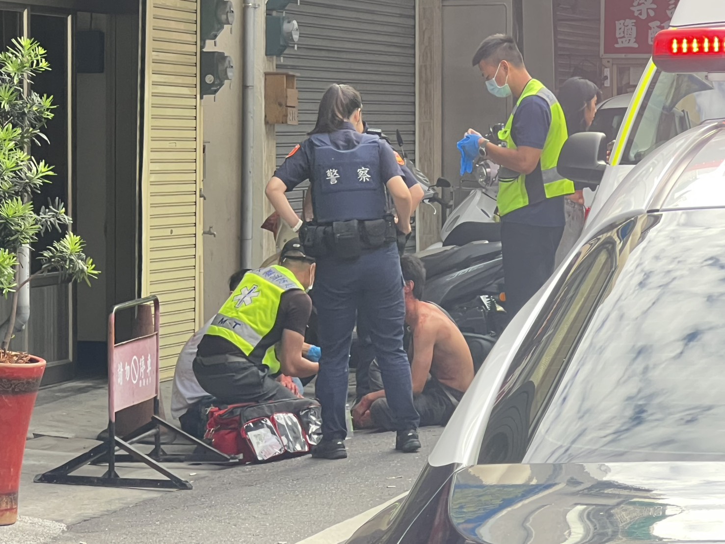 清晨酒後失控! 男激動揮舞酒瓶 跌倒自傷 