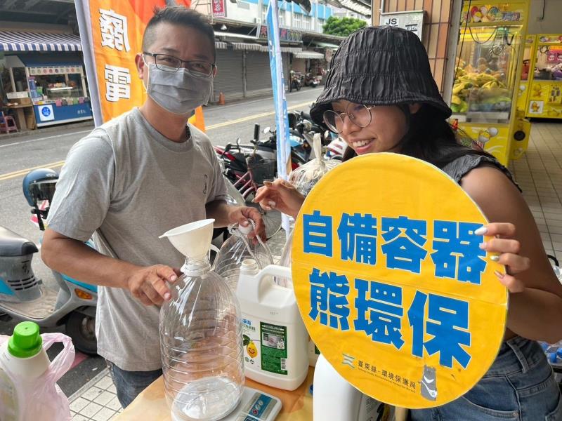臺東縣環保局18日辦理燈管、電池、高壓瓶罐回收換好康活動