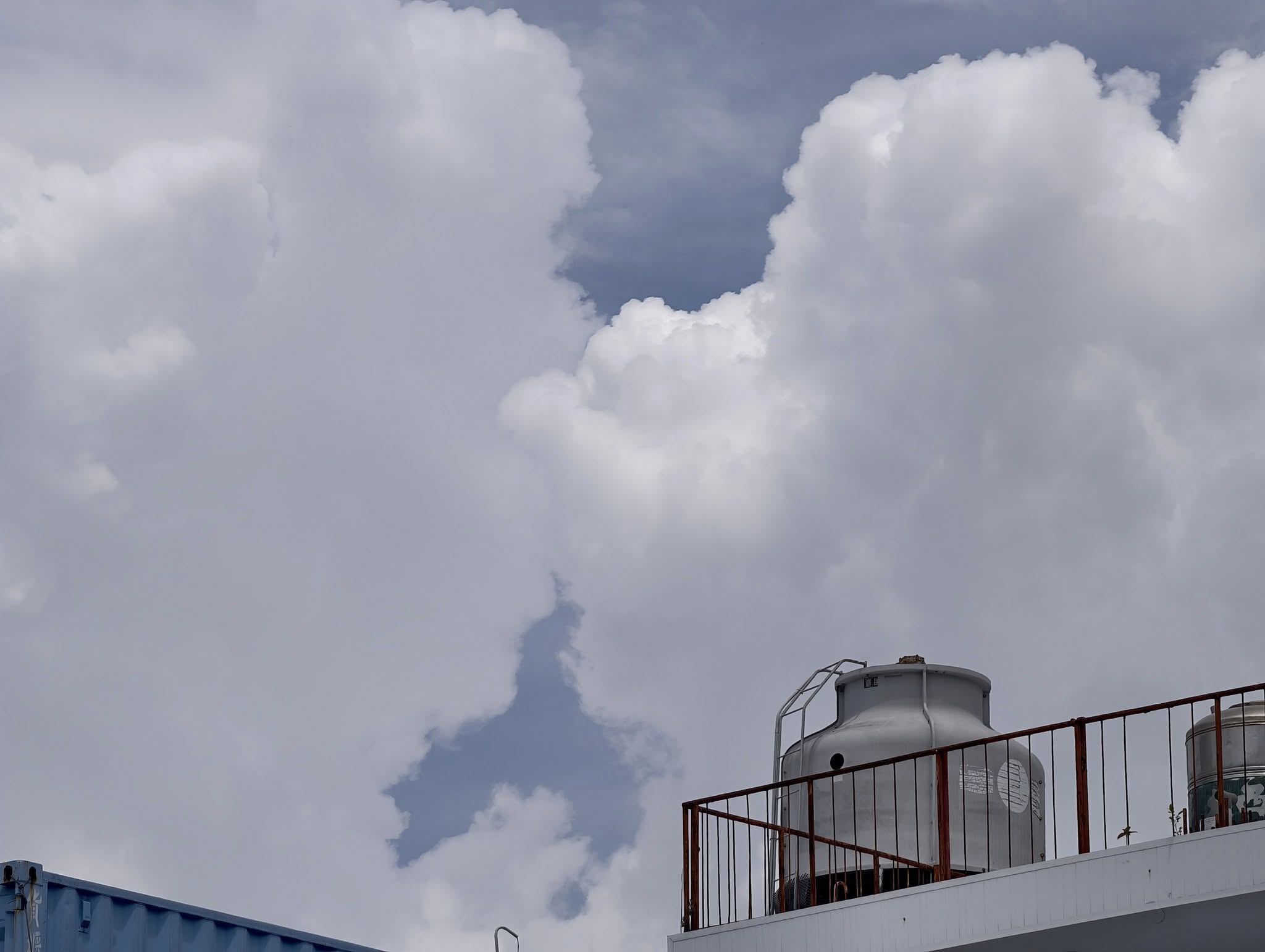 浪漫天象驚喜現身　白雲幻化情侶親吻圖樣引發網友熱議