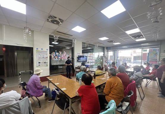 東警走入長照機構關懷宣導，關心銀髮用路安全 