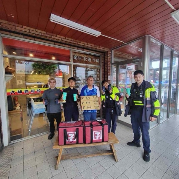 感謝波麗士大人　民眾贊助200杯咖啡力挺寶桑警