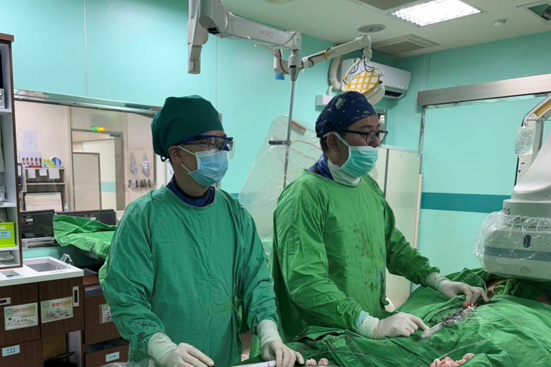 婦人罹患深層靜脈血栓,東馬緊急抽栓救回左腿