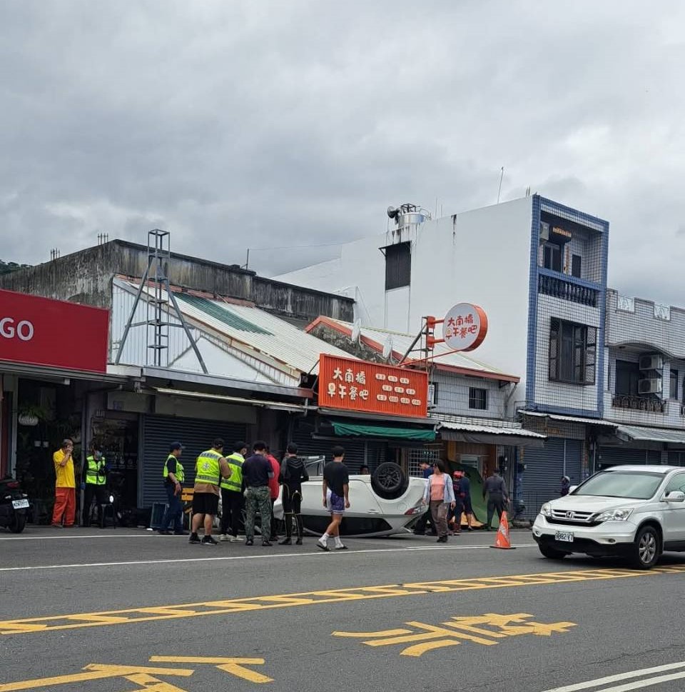 疑車速過快釀禍 台東中興路翻車撞毀機車與民宅