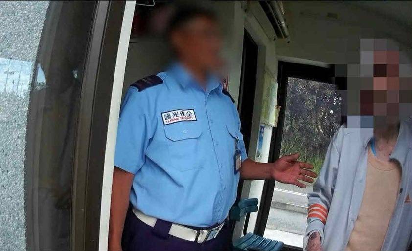 迷途長者誤入校園，知本警員護送返家