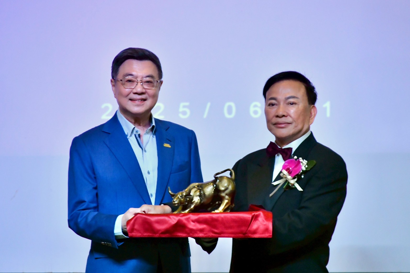 卓揆出席慈善捐贈 感謝日暉集團投身公益 