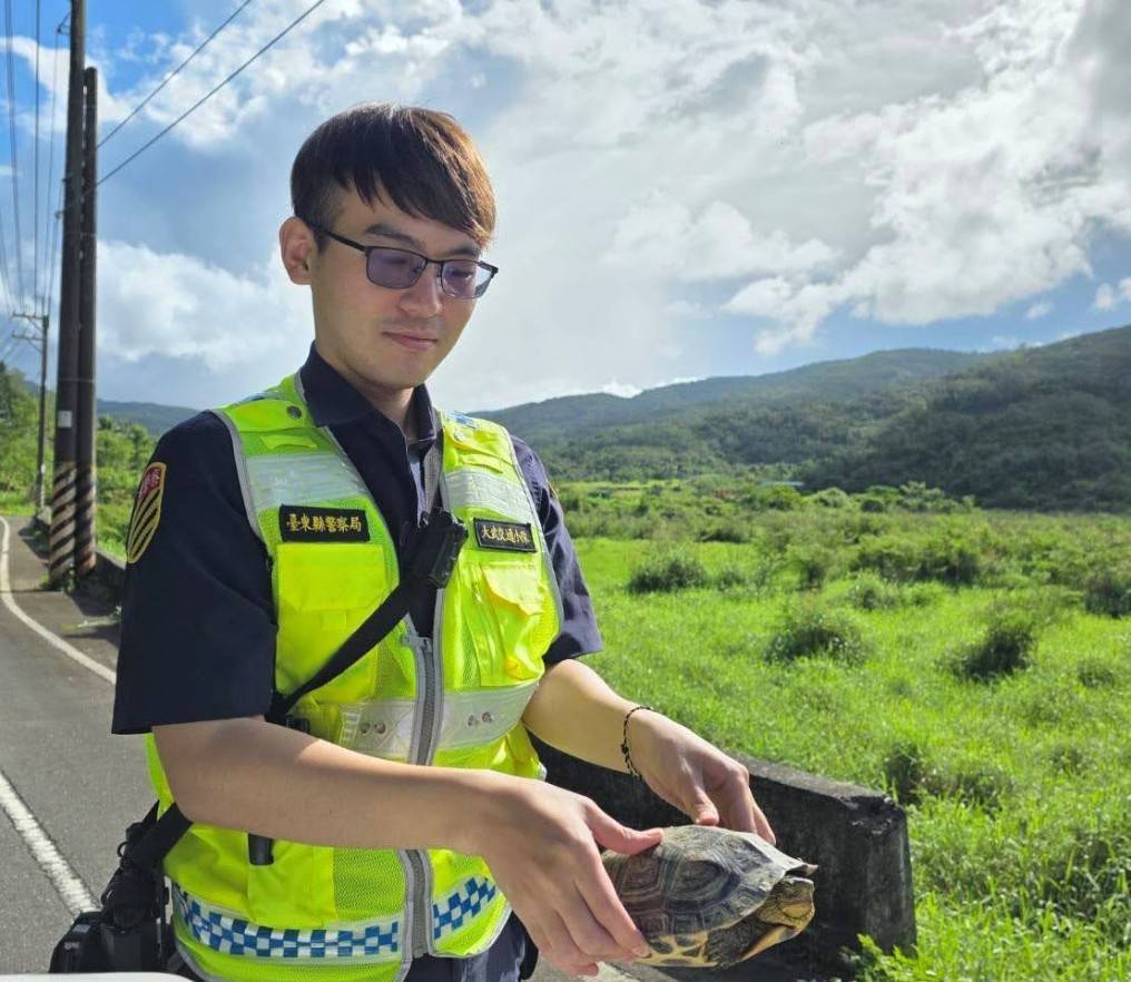 「龜」速穿越險路　大武警護送返家園！