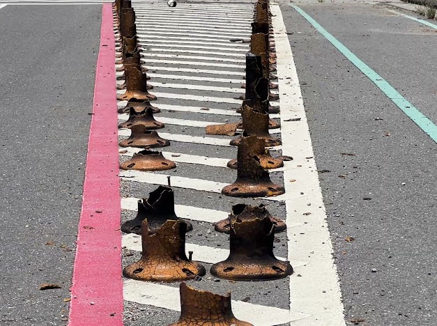 威脅行車安全! 富岡「濱海綠廊景觀大道」數十根「回復型防撞桿」全斷裂