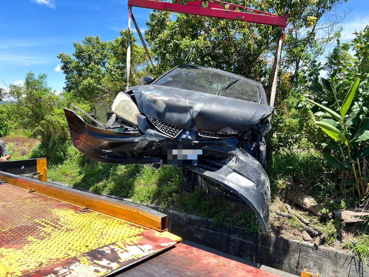 李男闖入對向車道「卡水溝、撞路燈」1大人2孩童受傷送醫