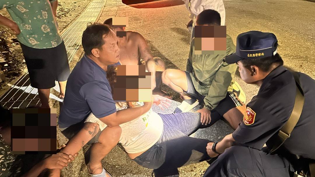 勇警臨危不亂慎奪利器，阻止婦人酒後自殘危機