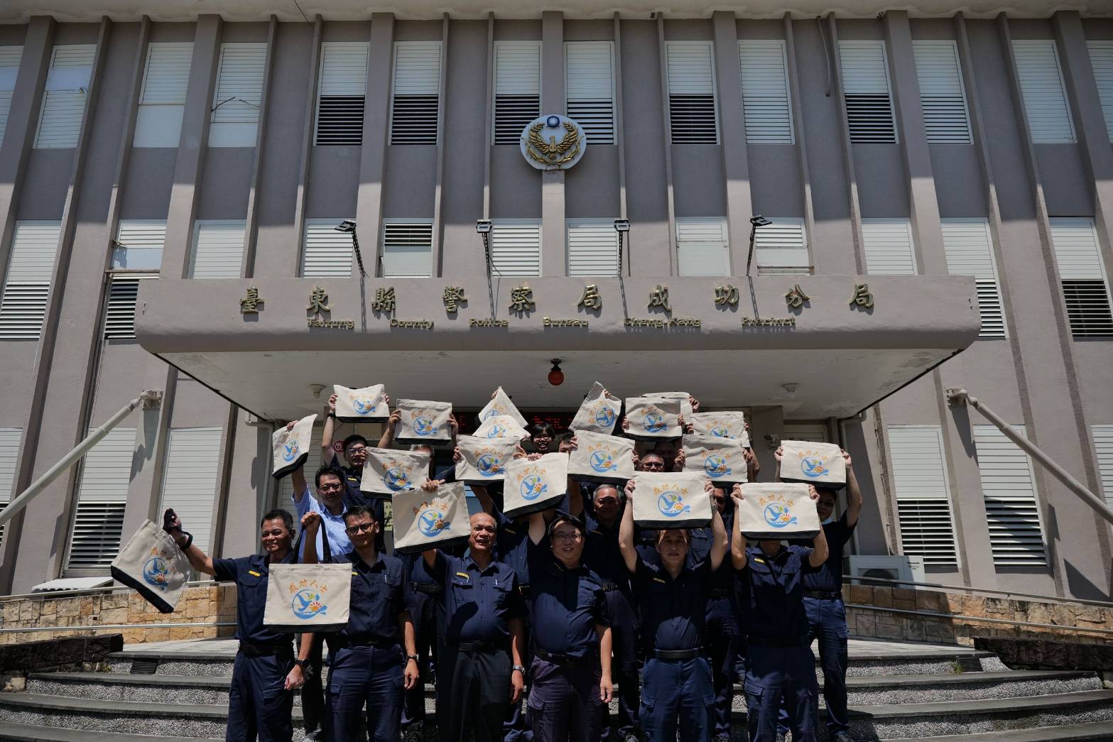 警察節後暖心致敬第一線英雄，成功分局贈「成功人士」帆布袋　