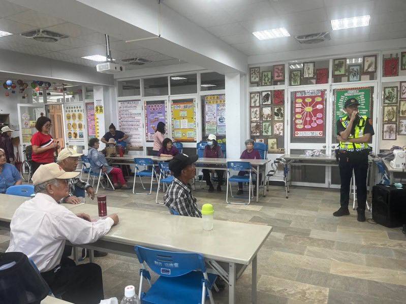 富岡警走進社區據點 交通與防詐雙重守護