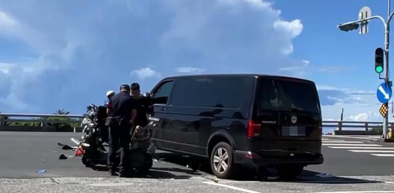 學童交通車左轉時與機車碰撞