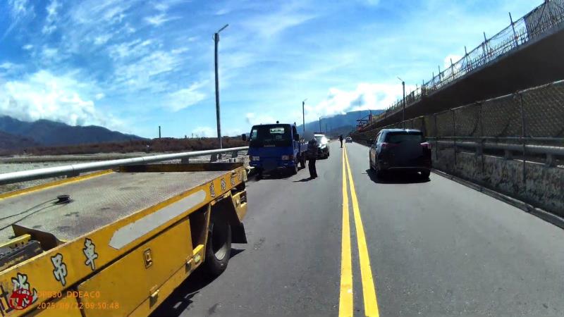 貨車「顧路」 員警協助排除