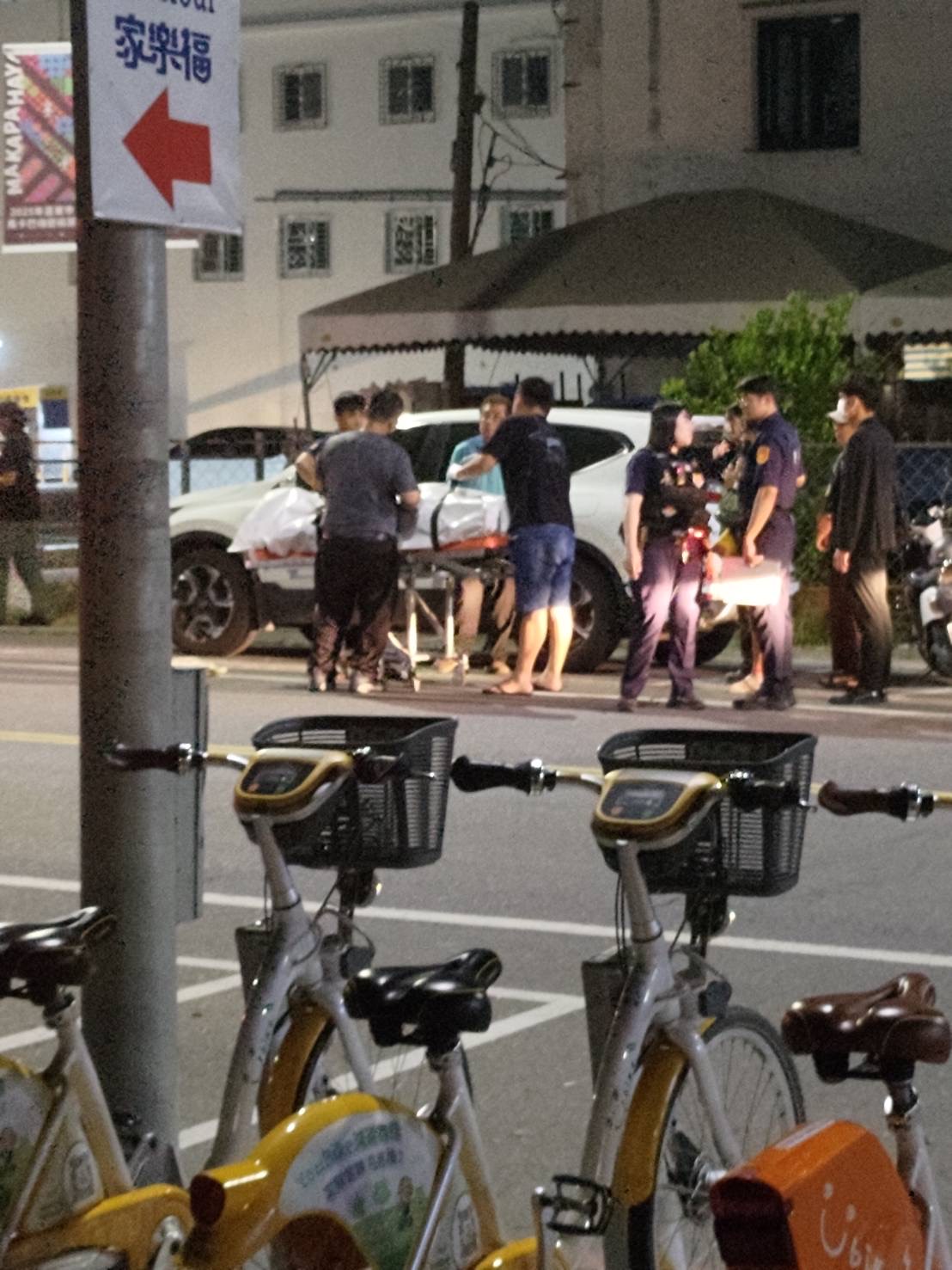 路邊車停多時未移動　警察一查竟是男子陳屍車內