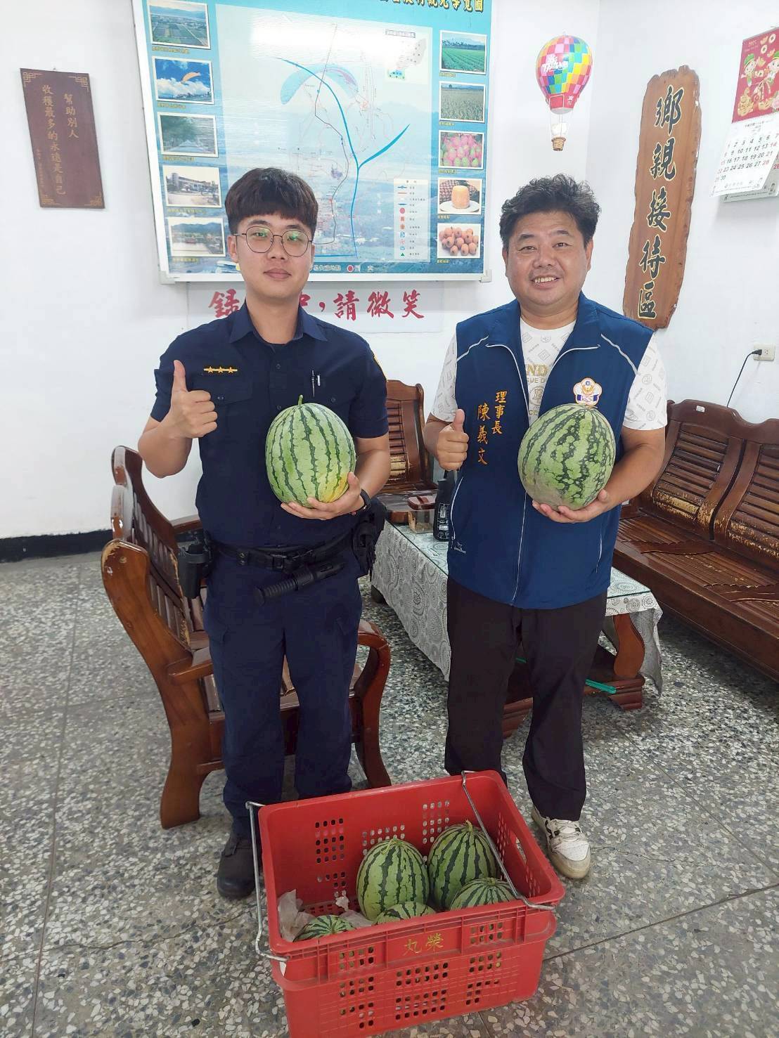 酷暑送清涼!東縣警友會理事長送西瓜慰勞關山警察分局