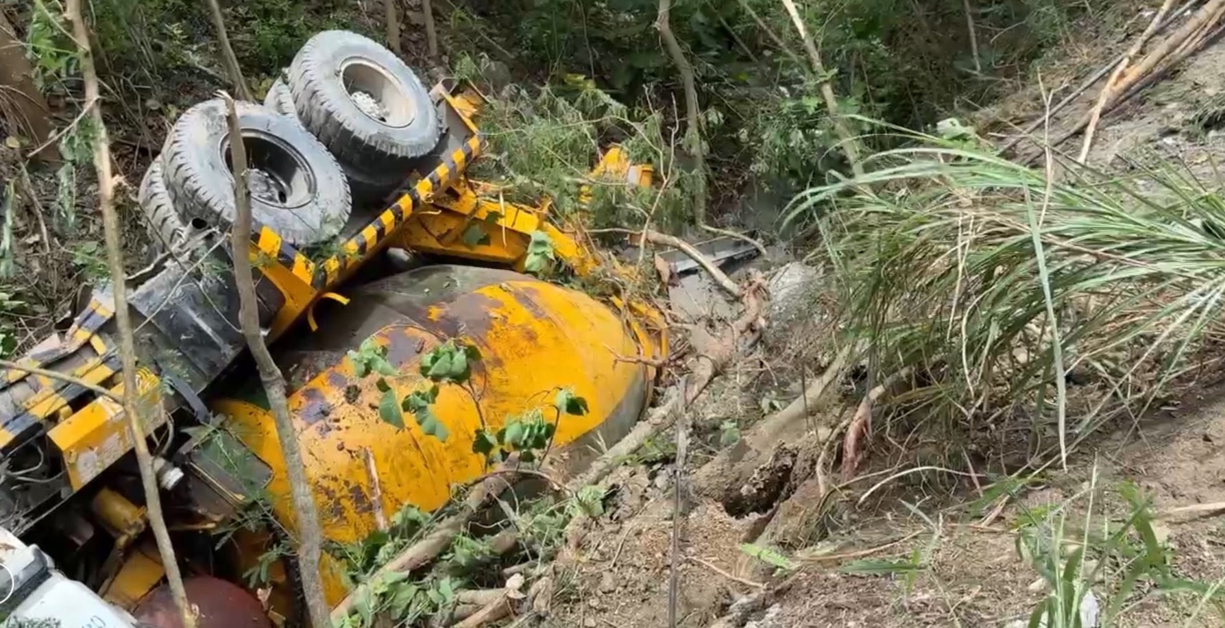 大型混凝土車翻落陡峭山谷 駕駛受困獲救送醫
