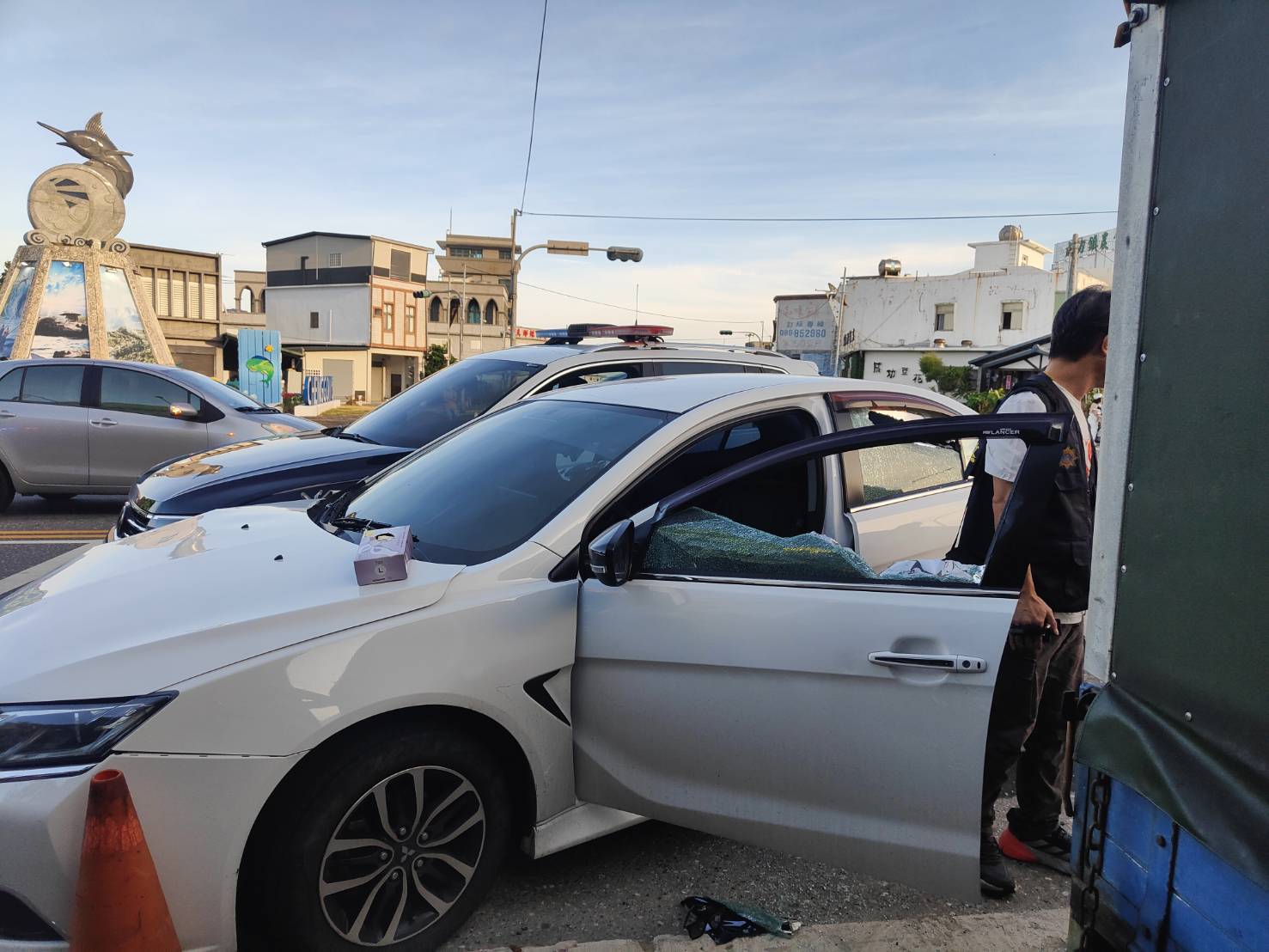 警開槍追捕逃逸男子「多部警車包夾」激烈碰撞、車體變形有如電影