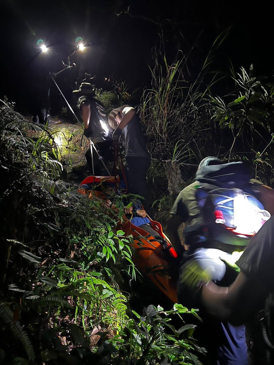 登山客險峻「栗松溫泉」溪底骨折 消防啟動艱難跋涉救援