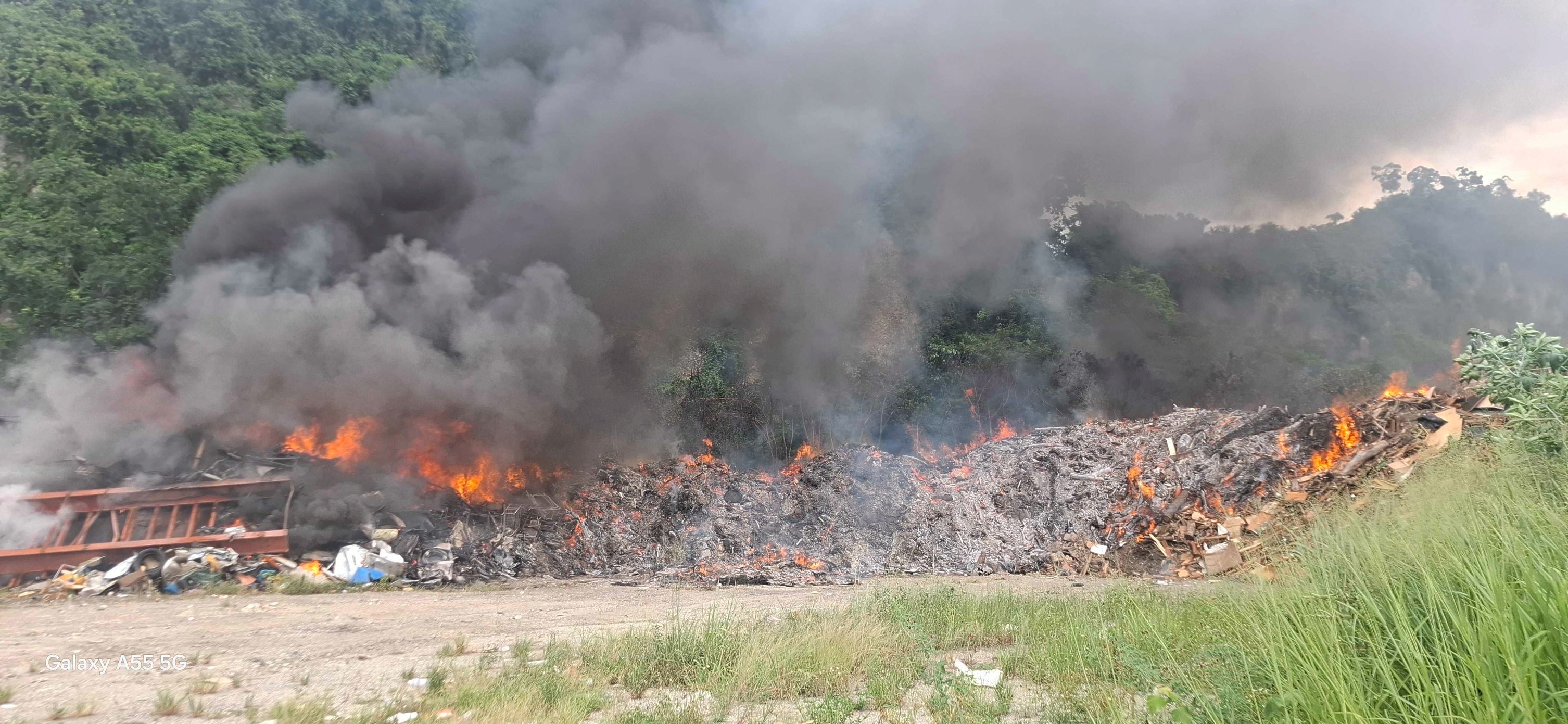 卑南山里垃圾場火警 廢棄物燃燒面積逾400平方公尺 幸已迅速控制