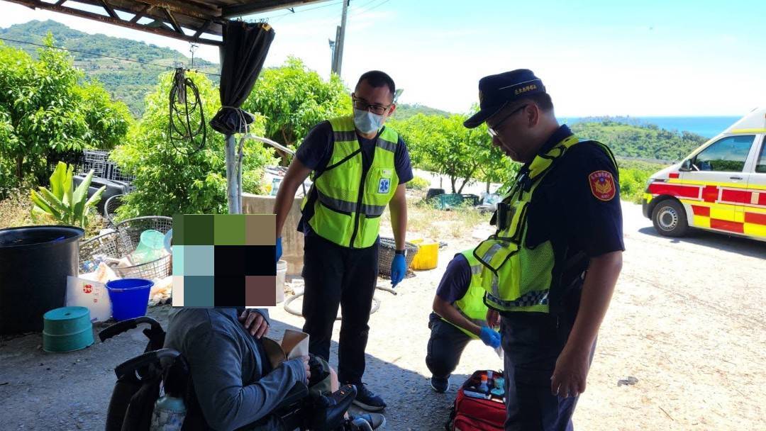 電動輪椅翻覆偏鄉路 大武警火速馳援