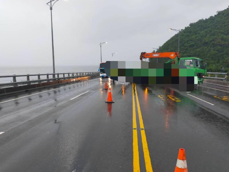 大貨車自撞護欄