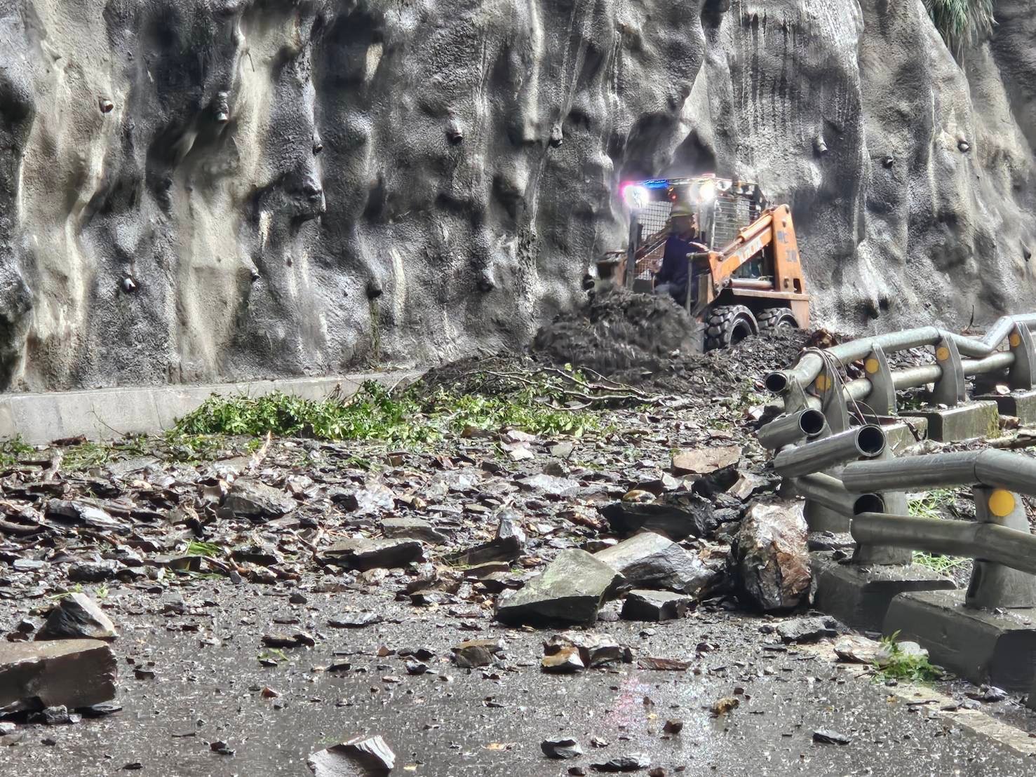 丹娜絲颱風夾帶豪雨 臺20線霧鹿段落石阻路 關山警緊急通報助村民脫困