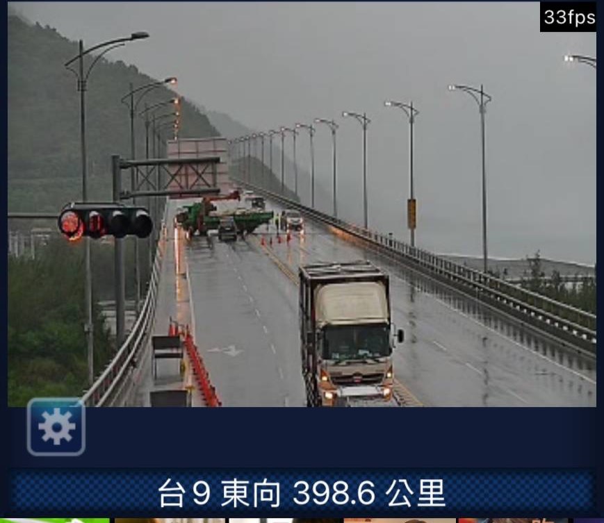 大貨車自撞橋墩翻覆 駕駛奇蹟生還無受傷