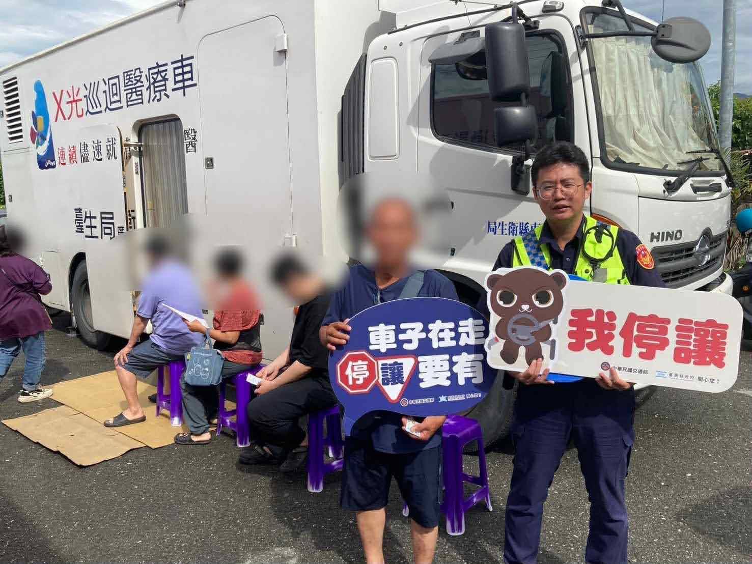 豐里警前往醫療據點,面對面宣導交安與防詐