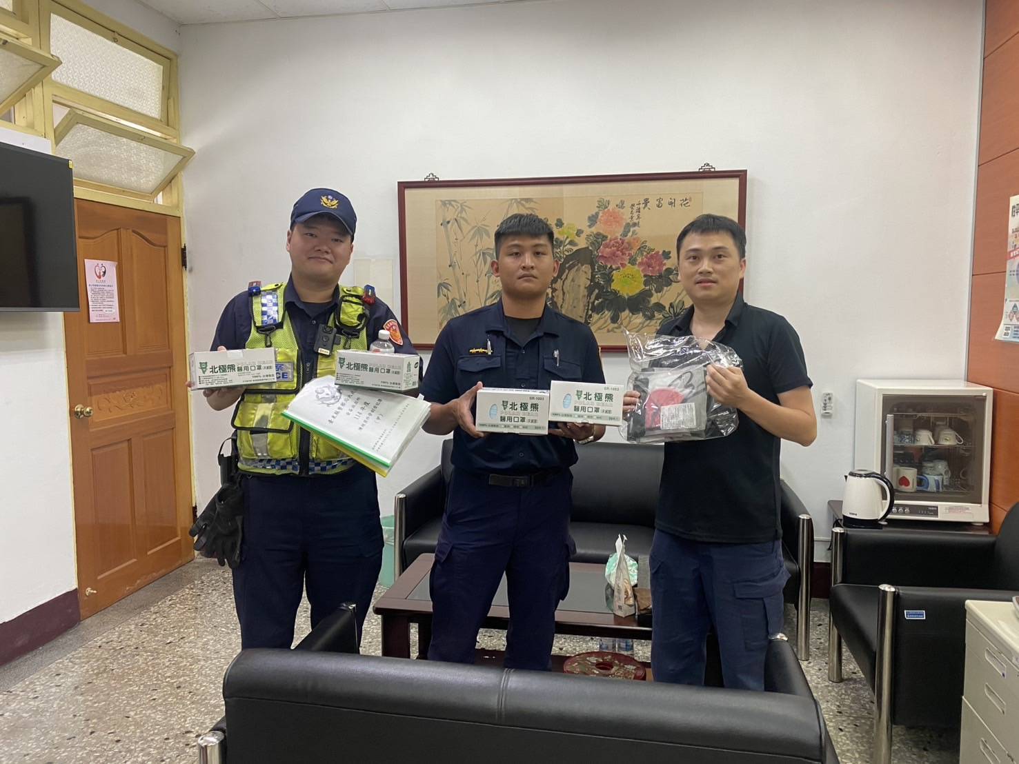 慈心宮吳宗勳熱心公益，捐大武警分局大批口罩