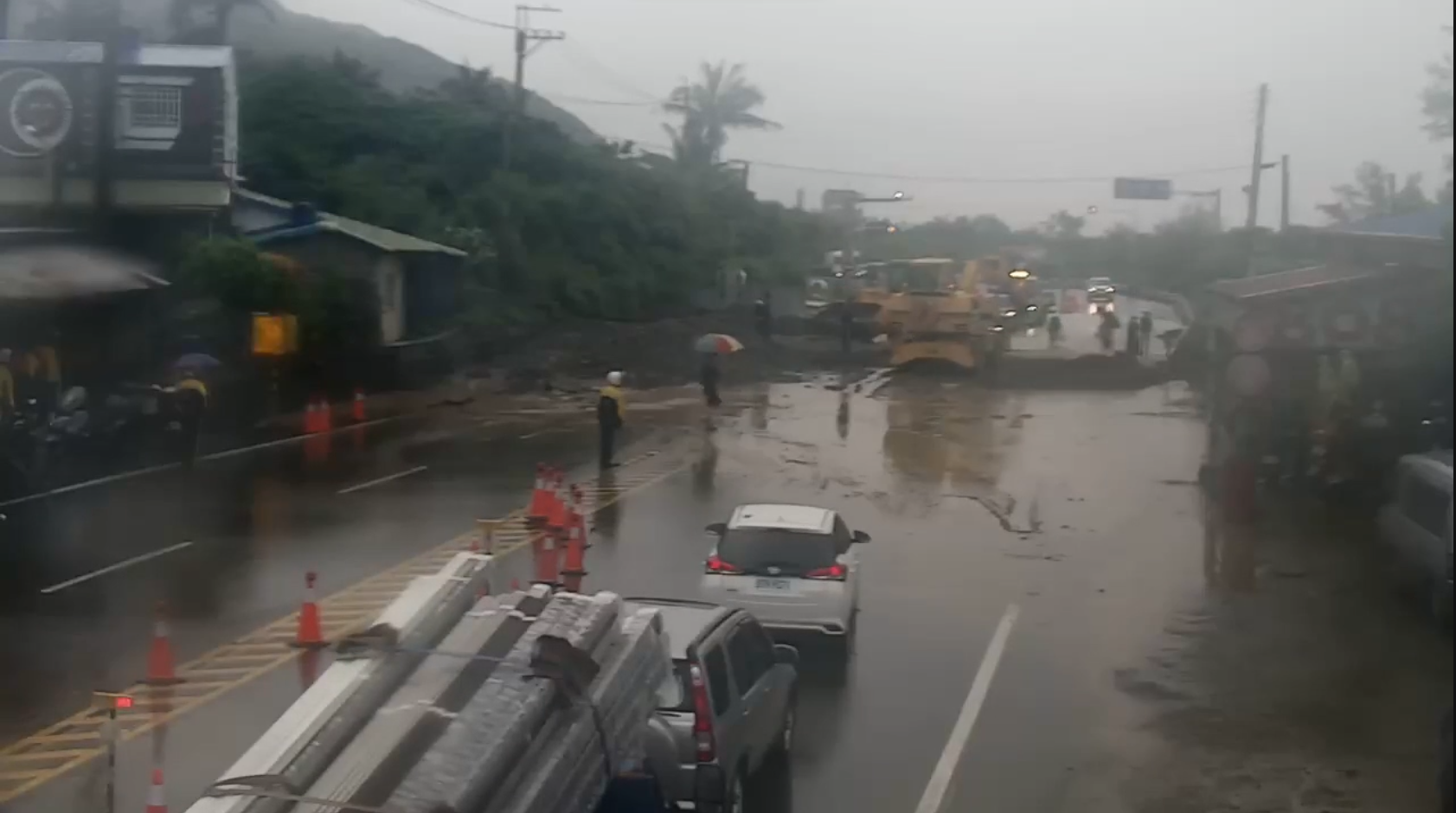 南迴公路多處災情管制，公路局全力搶通台9線。