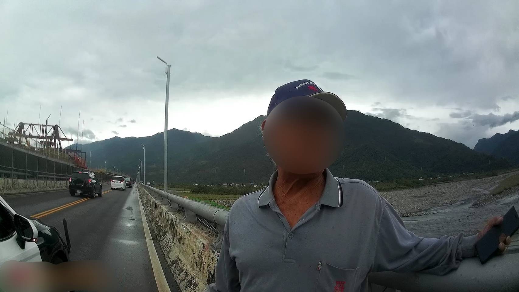 老翁驚險徒步池上大橋上 關山警即時關懷助其返家