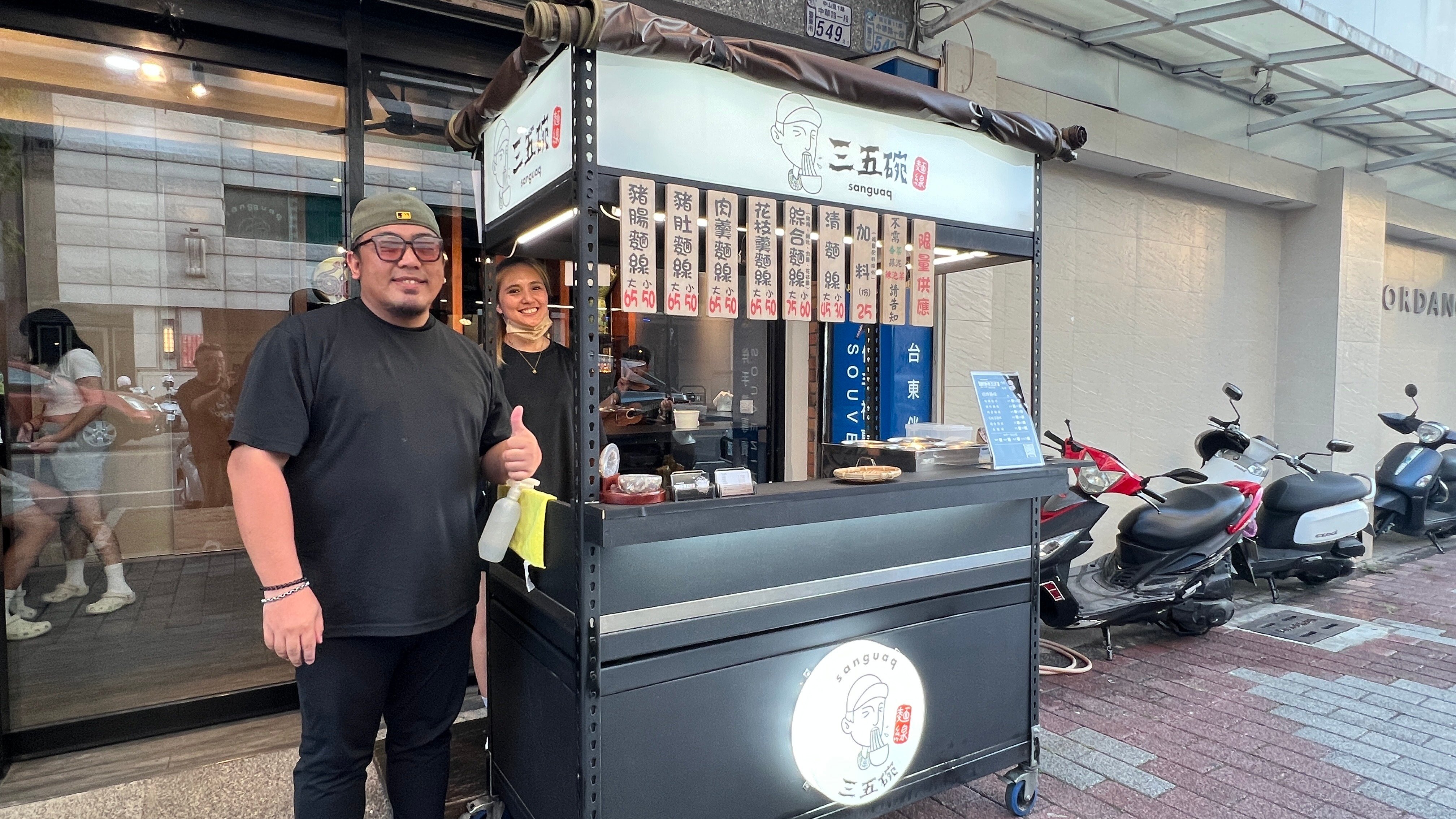 從舞臺到鍋邊｜排灣鼓手凡阿楚開麵線店 用節奏熬出家的味道