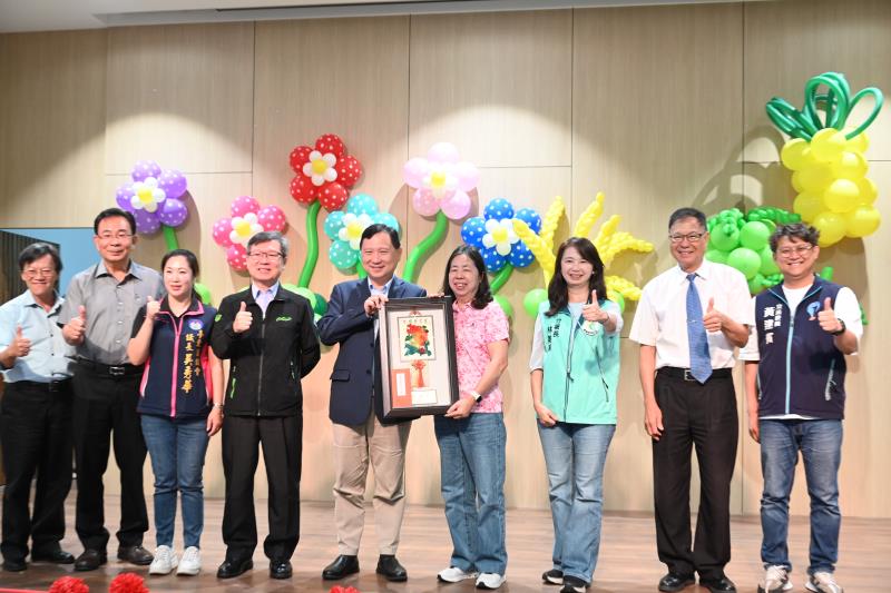 臺東縣農民節大會今熱鬧展開 感謝及表彰125位優秀農友 盼公私協力創造優質農業生產環境