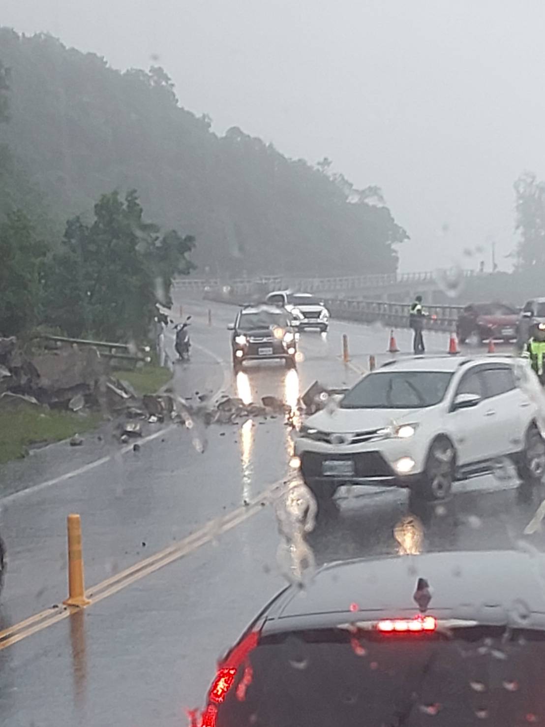 薇帕颱風外圍環流強降雨 金崙往香蘭路段土石崩落