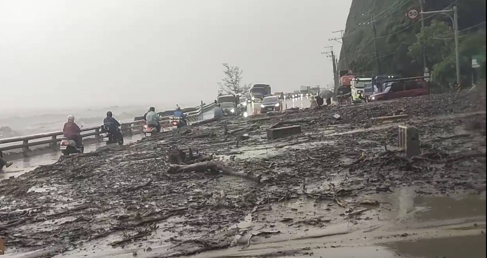 台9線405K大溪路段土石泥流搶通 已恢復單線雙向通行