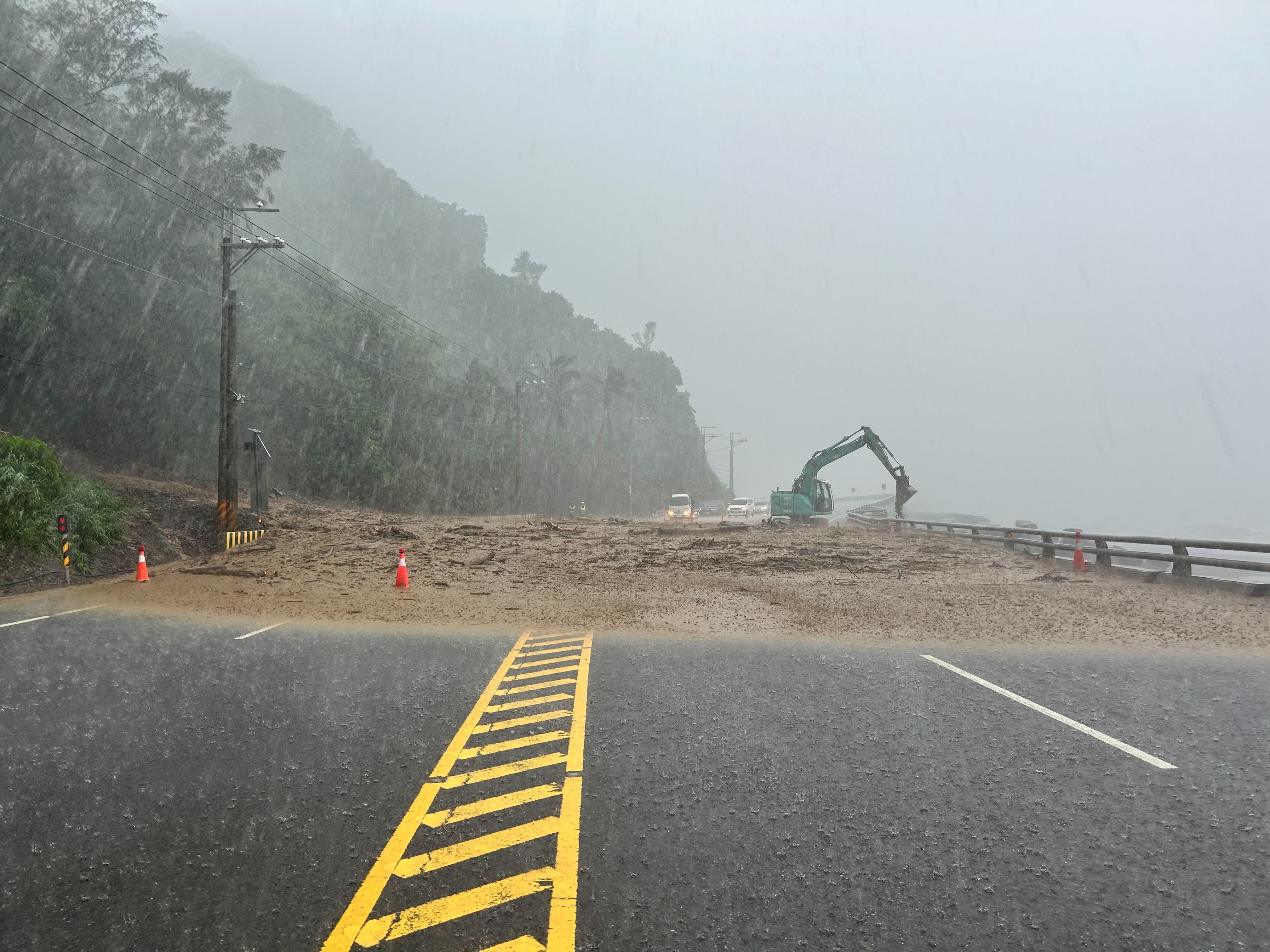 台9線405K大溪路段土石泥流阻斷交通 緊急搶通作業進行中