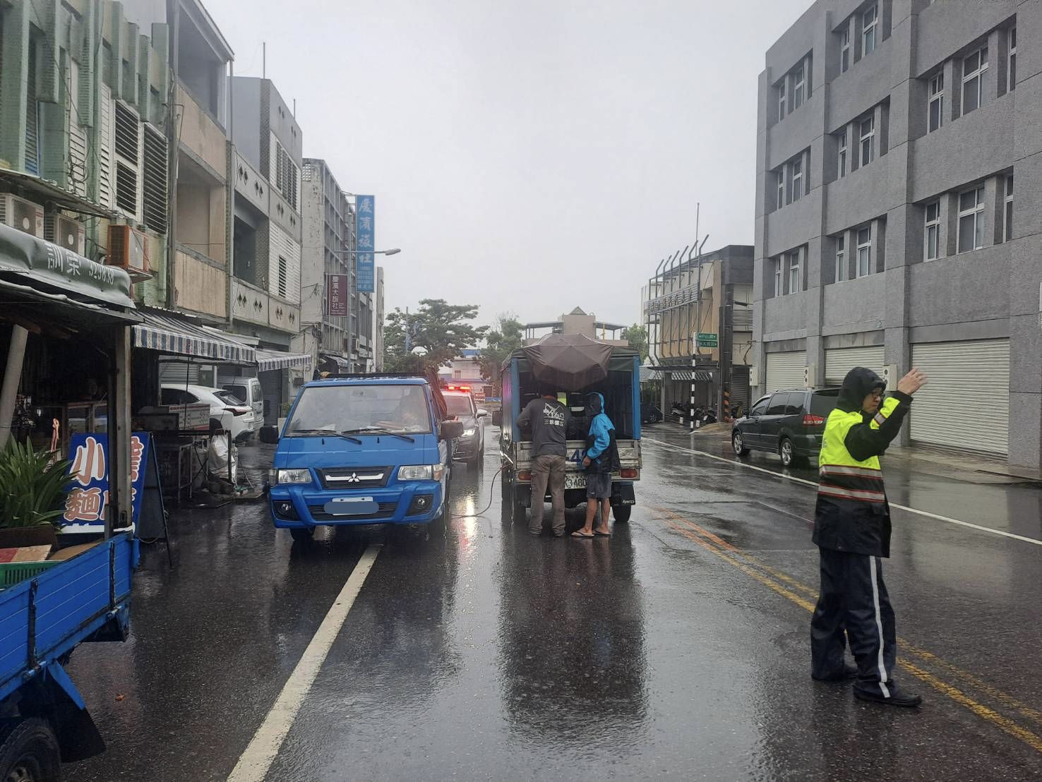 警察為民服務不畏風雨，即時協助排除車輛故障