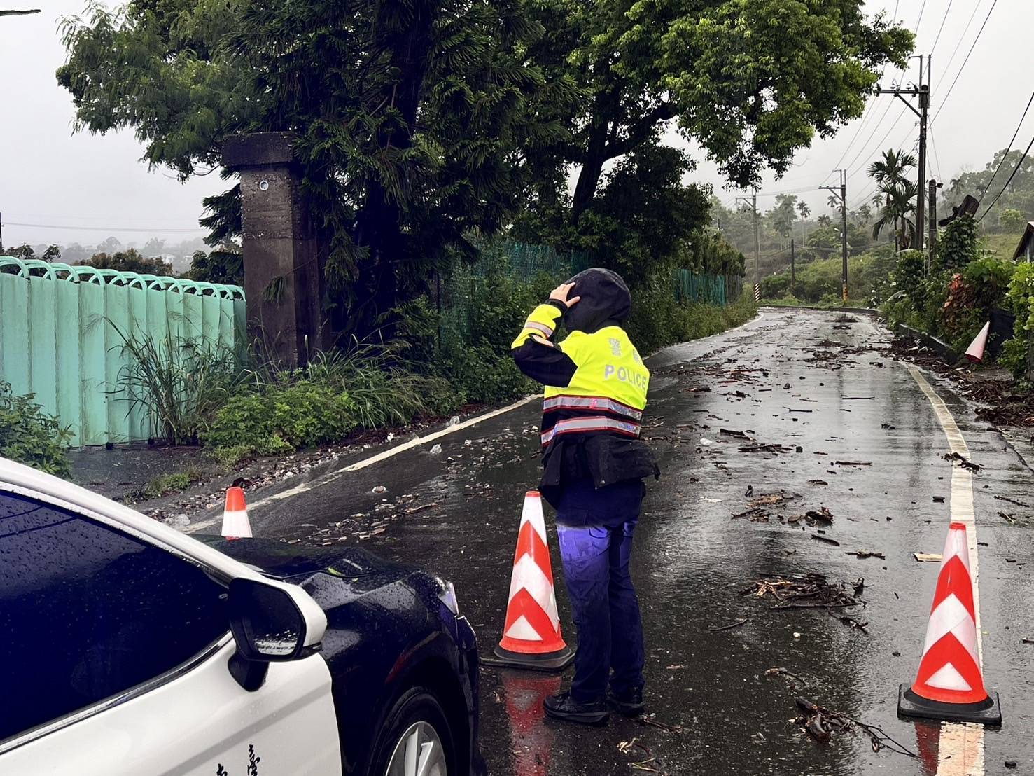 薇帕颱風外圍環流強降雨,關山警不畏風雨查報路況