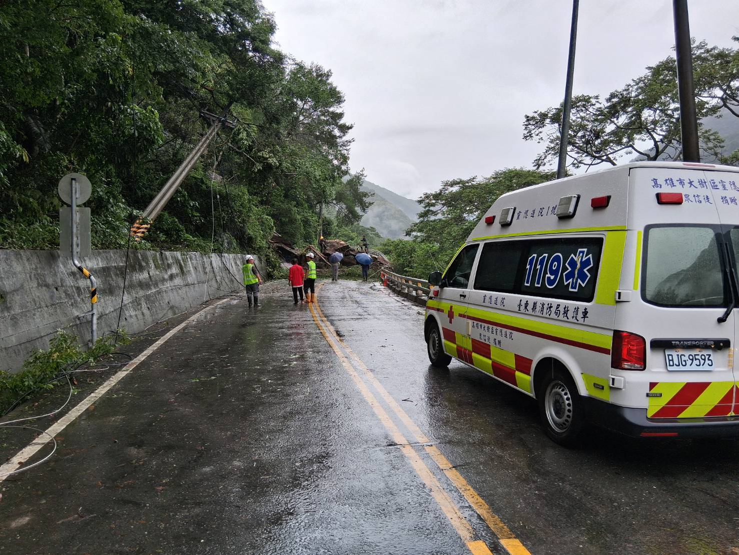 海端鄉臺20線「下馬路段」邊坡坍方巨石阻路 警緊急派遣機具