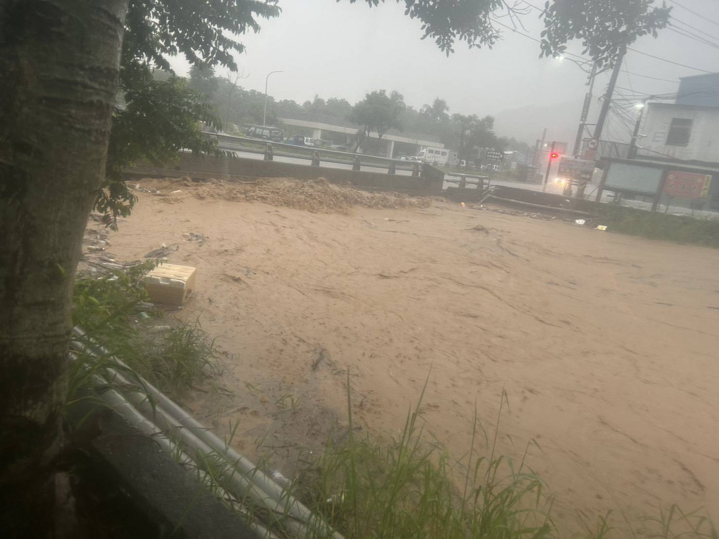 強降雨致南迴多處路段泥石流 多處道路封閉無法通行